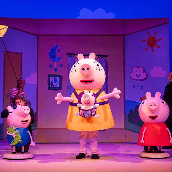 Peppa pig, Mummy pig, George and baby Evie are in a bedroom with Kite's above their heads.