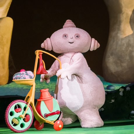 Makka Pakka pushing a trolley with various items on it.