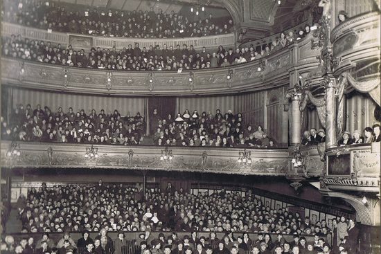 Black and white: from the stage the audience is full on all 4 levels