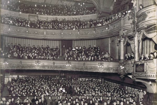 Black and white: from the stage the audience is full on all 4 levels